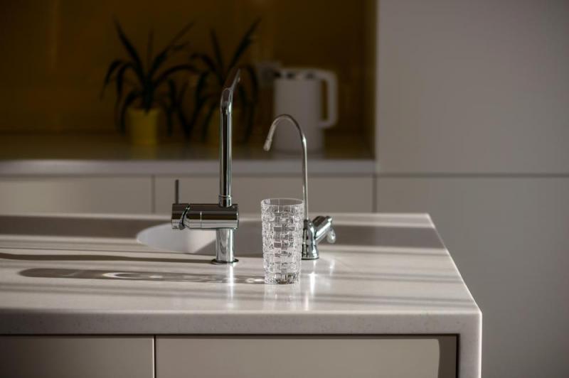 Comment les comptoirs en r&eacute;sine subliment vos espaces &agrave; Strasbourg ?